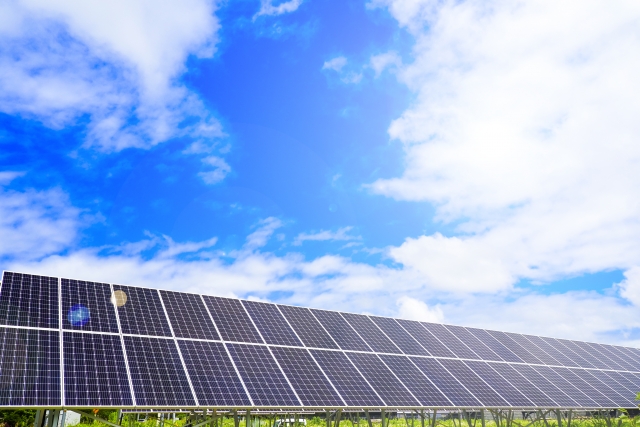 青空と太陽光パネル
