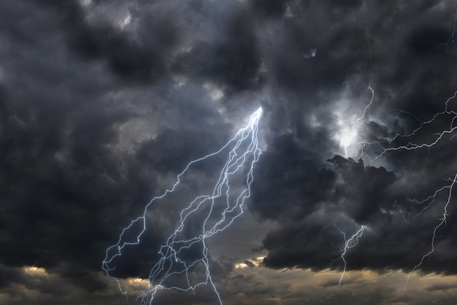 雷と黒い雲