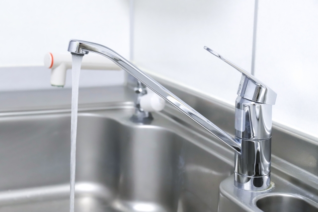 水が流れ出ている蛇口