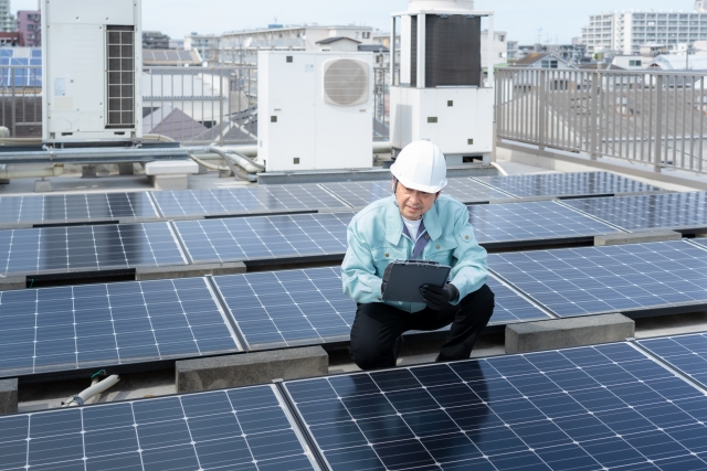 太陽光パネルのメンテナンスをしている作業員
