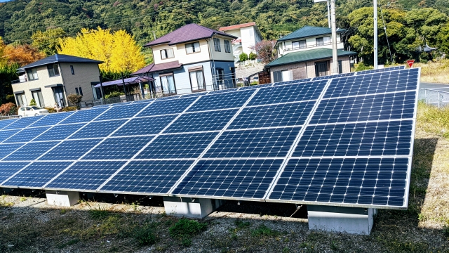 空き地に設置した太陽光パネル