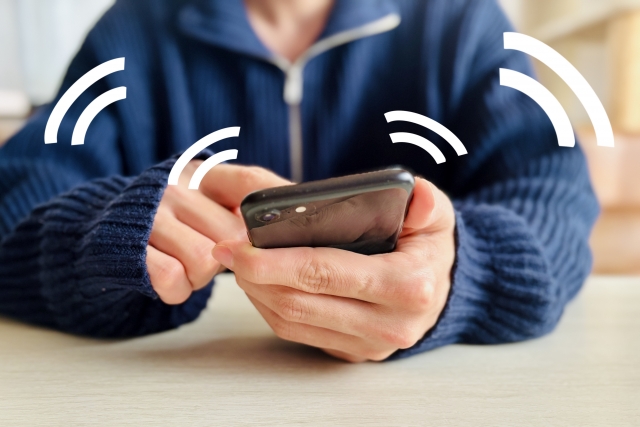 スマホから情報発信する男性