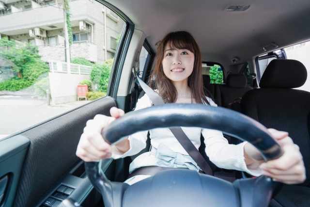 車を運転する女性