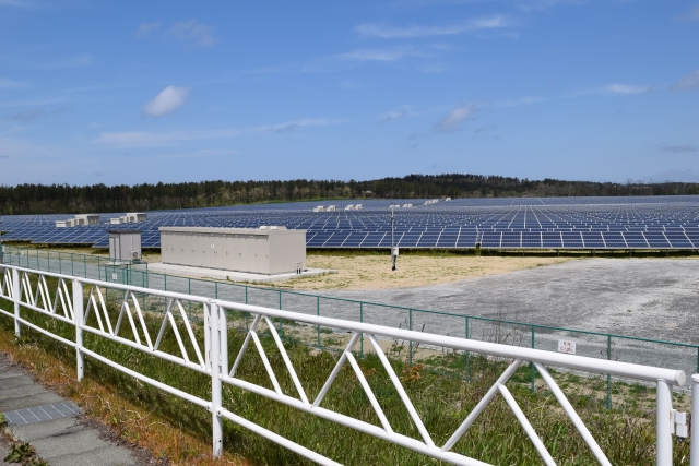 広い土地に太陽光発電
