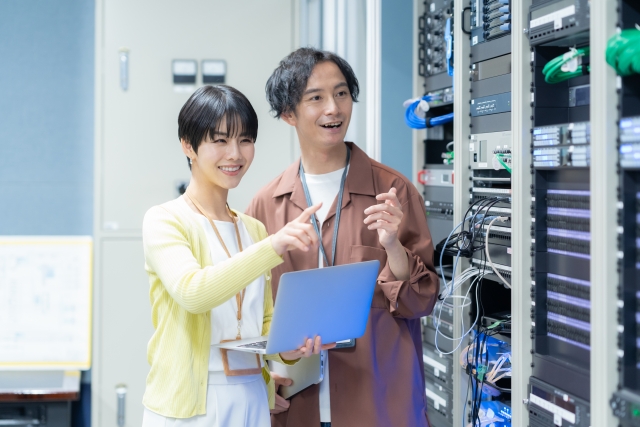 サーバーをメンテナンスするエンジニア
