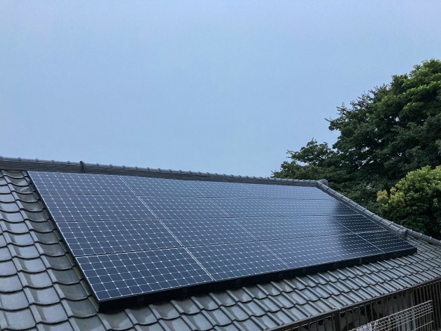 瓦屋根に設置された家庭用太陽光パネル