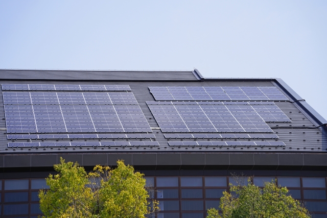 公共施設の屋根に設置された多数の太陽光パネル