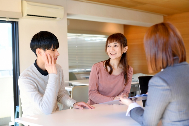 相談窓口で説明を受ける若い夫婦の様子